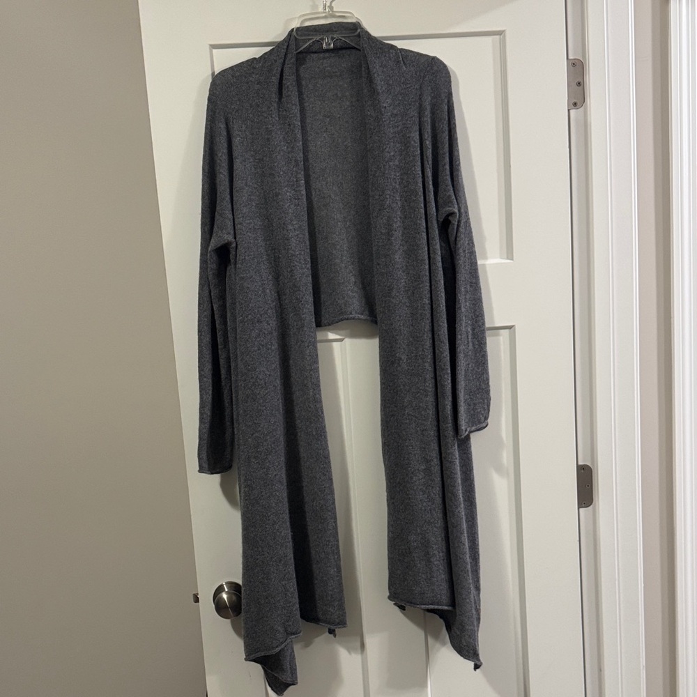 Subtle Luxury Cashmere Long Sleeved shawl M/L